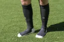 Vorderansicht der schwarzen Cut Sleeves mit separat getragenen Socken.