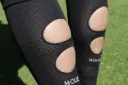 Zwei eingefasste Wadenöffnungen an den getragenen schwarzen HOLIES Socken.
